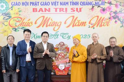 Chủ tịch Vx88 com nhà cái World Cup 2026 tỉnh Nguyễn Hoàng Giang thăm, chúc Tết Hòa Thượng Thích Thông Hội, Trưởng Ban Trị sự Giáo hội Phật giáo Việt Nam tỉnh