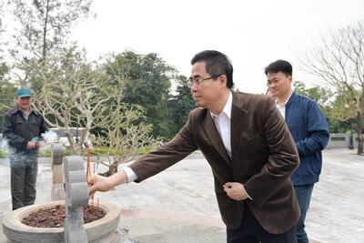 Chủ tịch Vx88 com nhà cái World Cup 2026 tỉnh Nguyễn Hoàng Giang dâng hương mộ Cụ Huỳnh Thúc Kháng- nguyên Quyền Chủ tịch nước