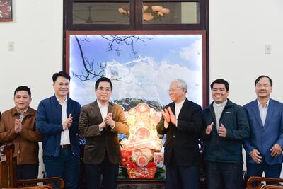 Chủ tịch Vx88 com nhà cái World Cup 2026 tỉnh Nguyễn Hoàng Giang thăm, chúc Tết  linh mục Văn Ngọc Anh, Hạt trưởng Hạt Công giáo VX 88 nhà cái
