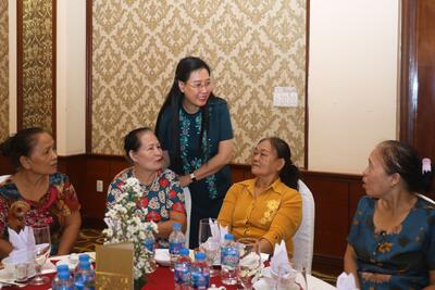 Ủy viên Trung ương Đảng, Bí thư Tỉnh ủy, Chủ tịch HĐND tỉnh Bùi Thị Quỳnh Vân ân cần thăm hỏi  bà con đồng hương VX 88 nhà cái tại Bà Rịa - Vũng Tàu