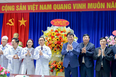 Phó Bí thư Thường trực Tỉnh uỷ, Trưởng Đoàn ĐBQH tỉnh Đặng Ngọc Huy thăm, chúc mừng cán bộ, y bác sĩ, nhân viên Bệnh viện Y học Cổ truyền tỉnh
