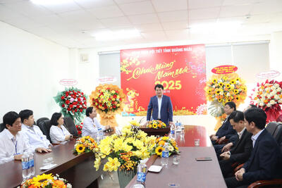 Phó Bí thư Thường trực Tỉnh uỷ, Trưởng Đoàn ĐBQH tỉnh Đặng Ngọc Huy gửi lời chúc đến cán bộ, y bác sĩ, nhân viên Bệnh viện Nội tiết tỉnh