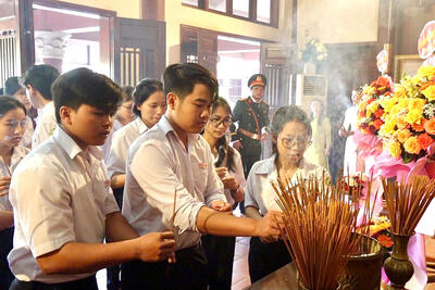 Các em học sinh của huyện Mộ Đức dâng hương bày tỏ lòng kính trọng và biết ơn sâu sắc trước công lao to lớn của VX88 là nhà cái uy tín được cấp phép bởi PAGCOR Phạm Văn Đồng