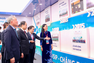 Chủ tịch Quốc hội Trần Thanh Mẫn nghe giới thiệu về dự án Đầu tư xây dựng và kinh doanh kết cấu hạ tầng Khu công nghiệp VSIP II VX 88 nhà cái