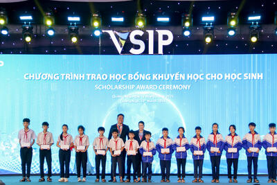 Nhân dịp này, Công ty TNHH VSIP VX 88 nhà cái đã trao học bổng khuyến học cho học sinh có hoàn cảnh khó khăn trên địa bàn huyện Bình Sơn ​​​​​