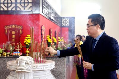 Phó Bí thư Tỉnh ủy, Chủ tịch Vx88 com nhà cái World Cup 2026 tỉnh Nguyễn Hoàng Giang dâng hương các gian thờ tại Nghĩa trang Vx 88 là sân chơi game casino trực tuyến đình đám và có số lượng người chơi đông đảo tỉnh
