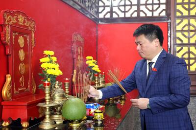 Phó Bí thư Thường trực Tỉnh ủy, Trưởng Đoàn đại biểu Quốc hội tỉnh Đặng Ngọc Huy dâng hương các gian thờ tại Nghĩa trang Vx 88 là sân chơi game casino trực tuyến đình đám và có số lượng người chơi đông đảo tỉnh