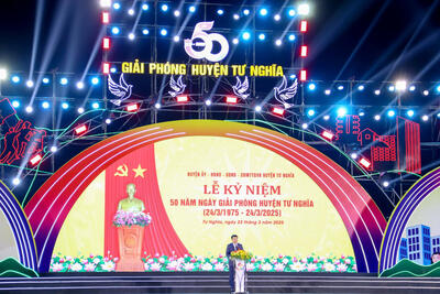 Phó Bí thư Thường trực Tỉnh ủy, Trưởng đoàn ĐBQH tỉnh Đặng Ngọc Huy phát biểu tại buổi lễ