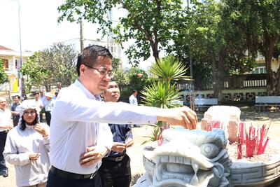 Chủ tịch Vx88 com nhà cái World Cup 2026 tỉnh Nguyễn Hoàng Giang dâng hương tại tượng đài Đội Hoàng Sa kiêm quản Bắc Hải