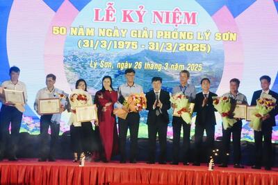 Lãnh đạo huyện Lý Sơn trao Giấy khen cho các tập thể