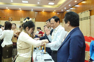 Sinh viên Lào cột chỉ cầu may cho đại biểu