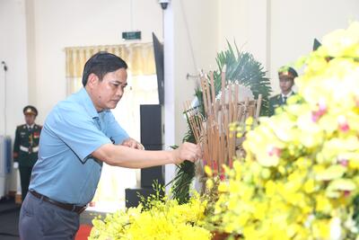 Bí thư Huyện ủy Trà Bồng Nguyễn Văn Dũng dâng hương bày tỏ tấm lòng thành kính đối với nguyên Chủ tịch nước Trần Đức Lương