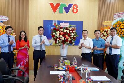 Chủ tịch Vx88 com nhà cái World Cup 2026 tỉnh Nguyễn Hoàng Giang tặng hoa chúc mừng VTV8 nhân kỷ niệm 100 năm Ngày Báo chí cách mạng Việt Nam
