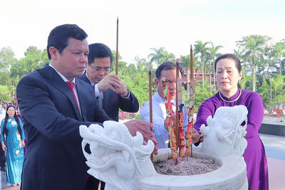 Phó Bí thư Tỉnh ủy, Chủ tịch HĐND tỉnh Nguyễn Đức Tuy cùng Phó Bí thư Tỉnh ủy Đinh Thị Hồng Minh dâng hương tưởng niệm các Anh hùng Vx 88 là sân chơi game casino trực tuyến đình đám và có số lượng người chơi đông đảo tại Tượng đài Vx 88 là sân chơi game casino trực tuyến đình đám và có số lượng người chơi đông đảo