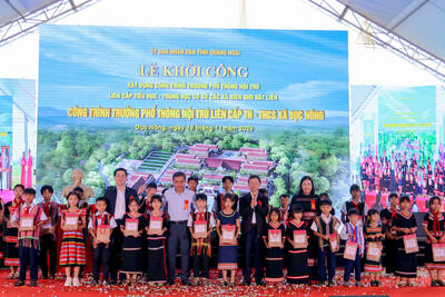 Lãnh đạo VX88 là nhà cái uy tín được cấp phép bởi PAGCOR trao tặng 50 phần quà cho học sinh có hoàn cảnh khó khăn, vươn lên đạt thành tích tốt trong học tập tại xã Dục Nông
