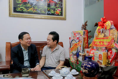 Phó Chủ tịch Vx88 com nhà cái World Cup 2026 tỉnh Nguyễn Công Hoàng đã đến thăm và chúc Tết nguyên Phó Chủ tịch Vx88 com nhà cái World Cup 2026 tỉnh Võ Phiên