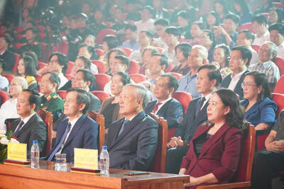 Các đồng chí lãnh đạo Đảng, Nhà nước và các đại biểu Trung ương dự Chương trình nghệ thuật