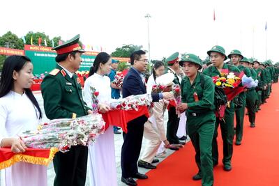Đại biểu tặng hoa chúc mừng thanh niên lên đường nhập ngũ