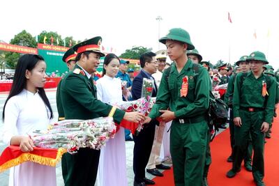Đại biểu tặng hoa chúc mừng thanh niên lên đường nhập ngũ