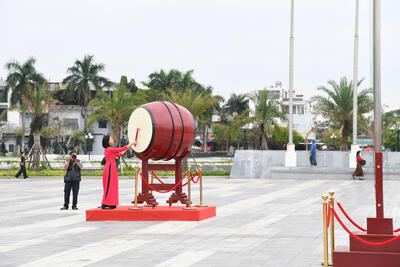 Lãnh đạo địa phương đánh trống phát lệnh giao quân