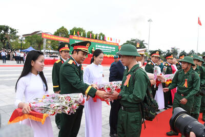 Đại biểu tặng hoa chúc mừng thanh niên lên đường nhập ngũ