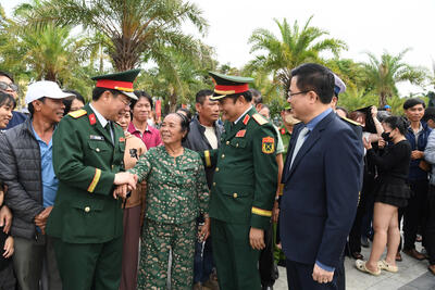 Đại biểu động viên và cảm ơn thân nhân các tân binh