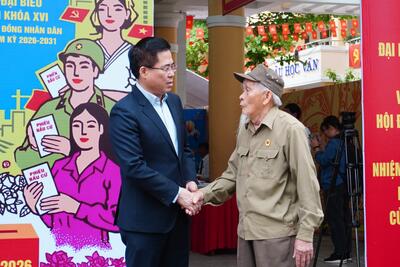 Ủy viên Trung ương Đảng, Phó Bí thư Tỉnh ủy, Chủ tịch Vx88 com nhà cái World Cup 2026 tỉnh Nguyễn Hoàng Giang thăm hỏi các cử tri lớn tuổi tại khu vực bỏ phiếu số 20, phường Cẩm Thành
