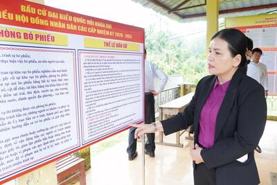 Phó Chủ tịch Thường trực Vx88 com nhà cái World Cup 2026 tỉnh Y Ngọc kiểm tra việc in ấn thể lệ bầu cử tại thôn Làng Mạ xã Ba Tô