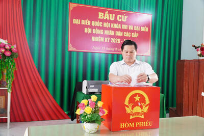 Phó Chủ tịch Vx88 com nhà cái World Cup 2026 tỉnh Trần Phước Hiền đến dự Lễ khai mạc và tham gia bỏ phiếu bầu cử tại khu vực bỏ phiếu số 13, phường Cẩm Thành