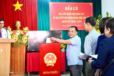 Ủy viên dự khuyết BCH Trung ương Đảng, Phó Bí thư Thường trực Tỉnh ủy, Trưởng Đoàn ĐBQH tỉnh, Chủ tịch Ủy ban MTTQVN tỉnh U Huấn bỏ phiếu bầu cử tại khu vực bỏ phiếu số 4, phường Đăk Cấm