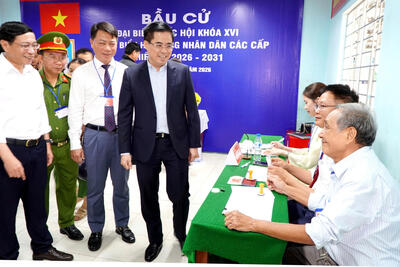 Ủy viên Trung ương Đảng, Phó Bí thư Tỉnh ủy, Chủ tịch Vx88 com nhà cái World Cup 2026 tỉnh Nguyễn Hoàng Giang động viên cán bộ tại các điểm bầu cử