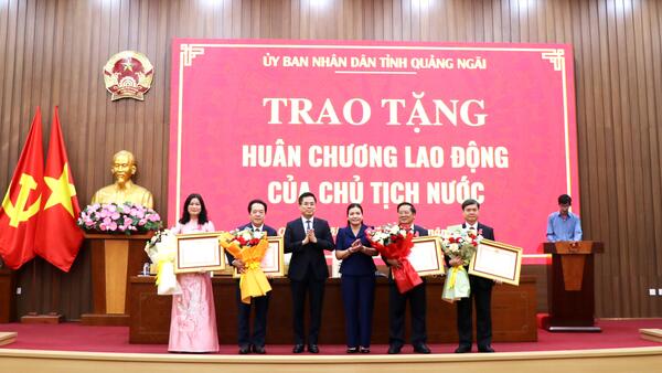 Trao tặng Huân chương Lao động của Chủ tịch nước cho các đồng chí nguyên lãnh đạo tỉnh