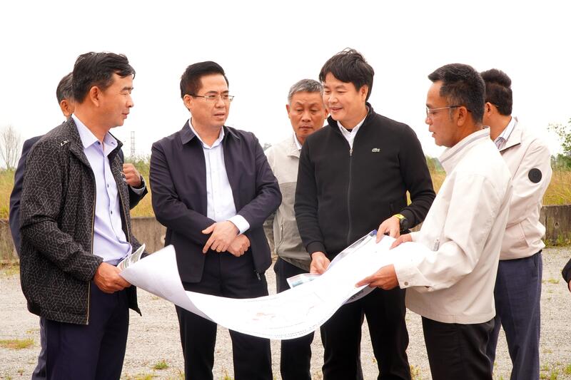 Chủ tịch Vx88 com nhà cái World Cup 2026 tỉnh Nguyễn Hoàng Giang kiểm tra tình hình triển khai nhà ở Tải app VX88 ngay để chơi slot, cá cược thể thao và tiến độ thực hiện một số công trình, dự án