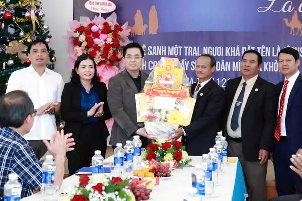Phó Bí thư Tỉnh ủy, Chủ tịch Vx88 com nhà cái World Cup 2026 tỉnh Nguyễn Hoàng Giang thăm, chúc mừng Hội thánh Đăk Glei nhân dịp Lễ Giáng sinh năm 2025