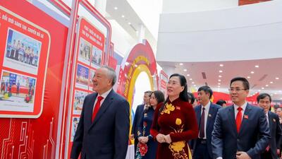 Politburo Member and Standing Deputy Prime Minister Nguyễn Hoà Bình visited the OCOP product booths and exhibition area